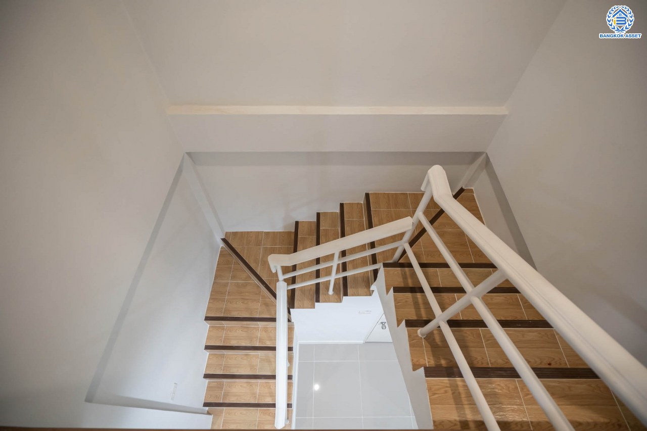 บ้านมือสองตกแต่งใหม่ โครงการ เศรณีลากูน วัดลาดปลาดุก บ้านเดี่ยวหลังมุม ตอบโจทย์ทุกการใช้ชีวิต บนเนื้อที่ 64.9 ตร.ว. พื้นที่ใช้สอยกว่า 186 ตร.ม. ฟังก์ชัน 3 ห้องนอน 3 ห้องน้ำ จอดรถได้ 2 คัน ทำเลเดินทางง่าย สะดวกสบายใกล้ถนนใหญ่ รถไฟฟ้าสายสีม่วง "สถานีคลองบางไผ่" แลจุดขึ้นทางด่วน "กาญจนาภิเษก"